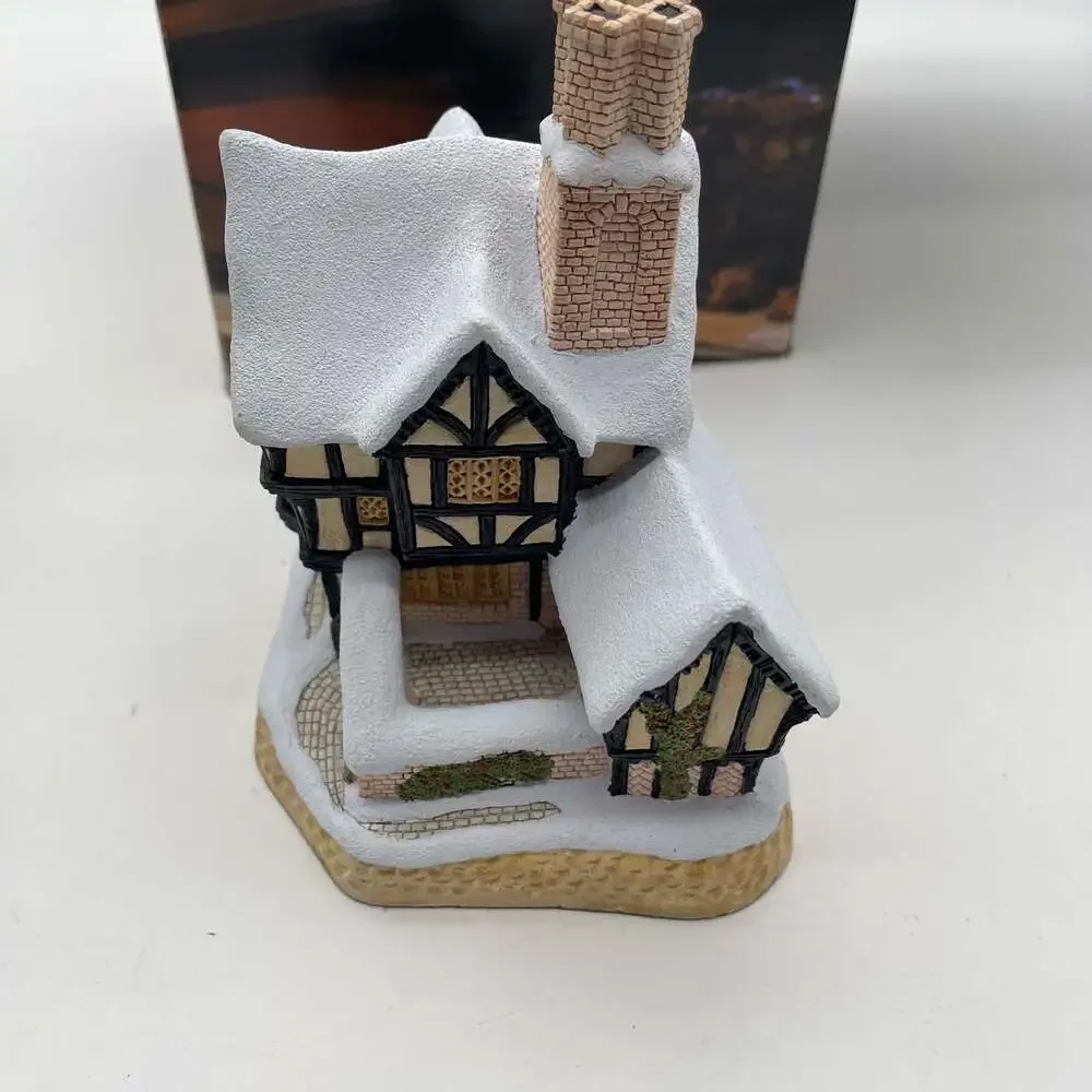 Vintage 1990 David Winter Mister Fezziwig's Emporium Christmas Cottage with Box‎